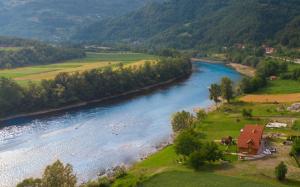 Vikendica pored Drine