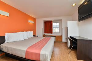 King Room - Disability Access - Non-Smoking room in Motel 6-Meridian ID - Boise W