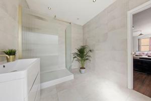 Stunning studio flat with free on-street parking!