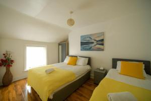 HOT TUB JACUZZI on private terrace FREE GATED PARKING sleeps 8