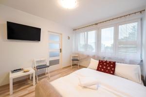 Solec Powiśle Apartment by BookingHost