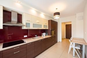 Metro Kondratowicza Spacious Apartment by BookingHost