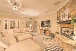 Lovely Hawkins Home with Patio and Hangar Garage! - Hawkins