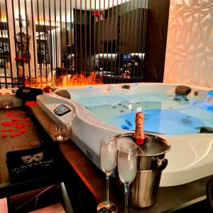 LES SECRETS ROOMS, LOVE ROOM DE LUXE AVEC JACUZZI