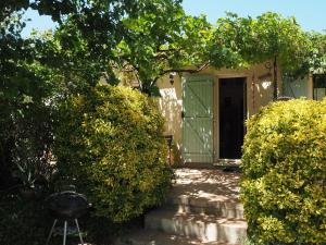 Maisons de vacances Cozy Vacation House with Pool, Vernegues : photos des chambres