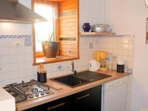 Maisons de vacances Holiday home, Plounevez-Lochrist : photos des chambres