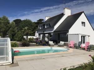 Holiday house with private pool in a shared property