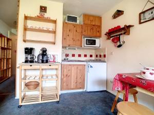 Studio cabine 4 pers. proche pistes avec balcon et parking - FR-1-344-863