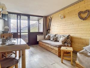 Studio moderne, ski aux pieds, balcon sud, centre Les Menuires - FR-1-344-888