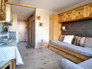 Studio rénové 2 pers. au pied des pistes avec balcon - FR-1-344-937