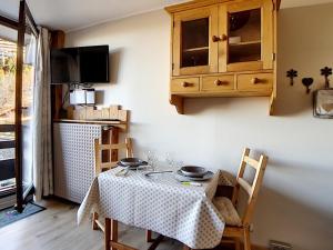 Studio rénové 2 pers. au pied des pistes avec balcon - FR-1-344-937