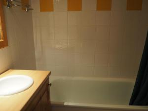 Studio lumineux avec balcon, accès direct aux pistes - FR-1-344-983