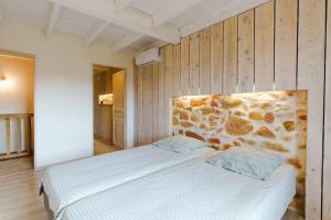 Villas BIZ1 Gite climatise l'Esprit Campagne avec piscine naturelle BIZANET : photos des chambres