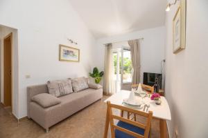 APARTMENTS JELENA 1,2,3,4 & 5 SUPETAR - free parking