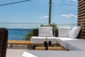 Villa Laurynn with Roof Top Spa and Pool 