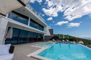 Villa Laurynn with Roof Top Spa and Pool 