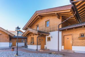 Chalet (6 Adults) with Free VIP Tauern Spa Entry room in Dorfchalets Kaprun