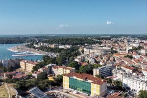 One-Bedroom Apartment room in Penthouse Leonarda with private parking