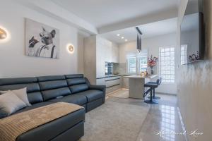 Deluxe Apartment room in Penthouse Leonarda with private parking