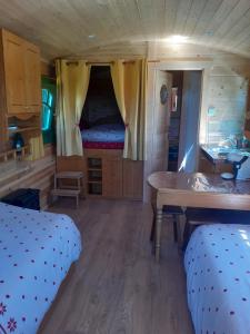 Tentes de luxe La roulotte de kermorzu : photos des chambres