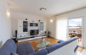 Villa Lioness in Kastel Luksic, playground & pool