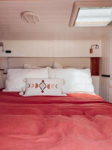 Campings Relaxing retreat for 2 on beautiful converted bus : photos des chambres