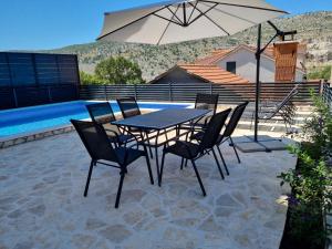Apartment Gajo with swimming pool near Split