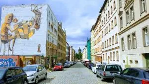 Room in City Center Halle with shared bathroom & kitchen - Free WiFi, Netflix, iPad & Ground floor - Landsberg OT Peißen