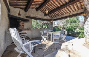 Maisons de vacances Amazing home in Roquefort-les-Pins with Outdoor swimming pool, WiFi and 3 Bedrooms : photos des chambres