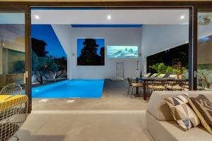 Luxury 5-bedroom Villa Altabianca with a Heated Pool, Finnish sauna, an outdoor Cinema, 50m from the beach