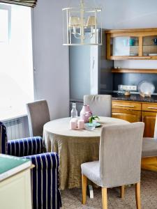 Old town, Bright, Peaceful, Balcony, Netflix