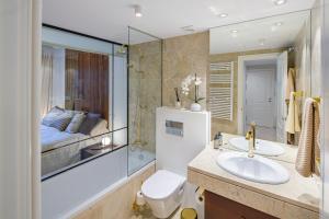 Next to Puente Romano Newly done Modern style 5 star Luxury stay
