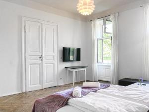 Amazing 2BR Apt, Near AKH-Perfect for Groups