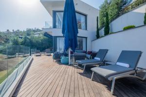 Architect-Designed House Heated Pool and Sea View