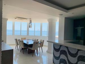 Excelente 3 Quartos Copacabana FRENTE MAR com VISTA MAR da sala e de todos os quartos