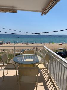 Breeze Lux Apartment - Front to the beach- Listen Piano & the waves