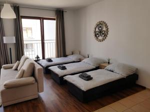 Apt with 6 single beds