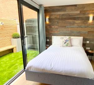 Cloud9 Guest House - by Coastline Retreats - FREE PARKING INCLUDED - 2 Bedroom self contained garden flat - Luxury 2 Person Bath, Netflix, Superfast Wifi