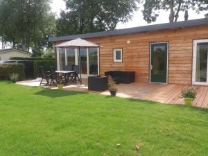 Luxe bungalow op rustig vakantiepark.