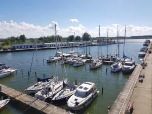 Ferienwohnung Yachthafenidyll - direkte Wasserlage am Hafen