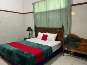 RedDoorz Syariah @ Karang Pilang - Sawotratap