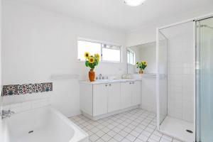 Ferguson St The Beach House Cosy Cottage with Pool