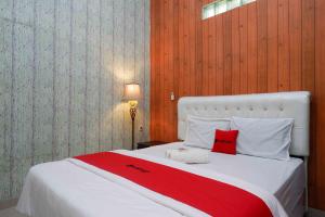 RedDoorz Syariah near RS Mitra Siaga