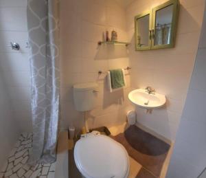 Home On Uitvlugt - Peaceful leafy garden flat with sunny lounge