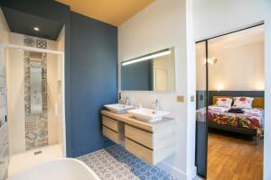 Maisons de vacances Maison en plein centre avec piscine garage et clim : photos des chambres