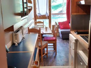 Studio ski aux pieds avec balcon, 4 personnes - FR-1-346-466