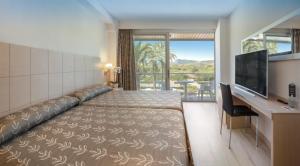 Twin Room with Terrace (2 Adults + 2 Children) room in Hotel RH Bayren Parc