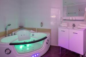 Hotels The Originals City, Hotel Les Domes, Perpignan Sud Saleilles : photos des chambres