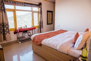 SUN 2BHK by Wabi Sabi Stays Steep Uphill walk 5 Mins