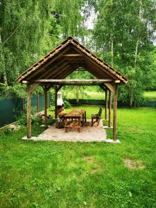 Mazurski Ogród - dom z ogrodem, kominkiem i wiatą biesiadną